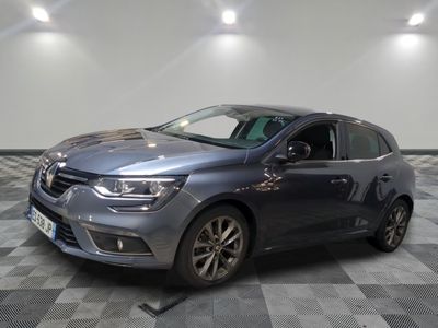 la voiture grise est garée sur un carrelage à carreaux