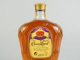 une photo d'une bouteille de whisky Crown Royal posée sur une table