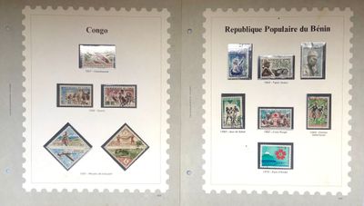 de nombreux timbres sur le mur d'un immeuble