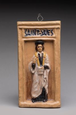 une photo d'une figurine en céramique représentant une femme en toge de remise des diplômes