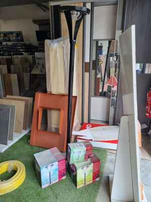un tas d'objets divers éparpillés sur le sol du garage