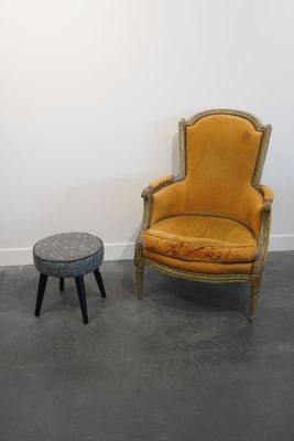 deux chaises et une table dans le coin d'une pièce