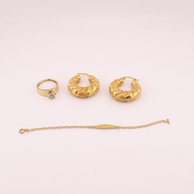 trois paires de boucles d'oreilles en or et un bracelet