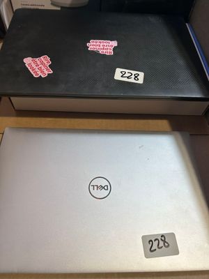 deux ordinateurs portables posés l'un sur l'autre