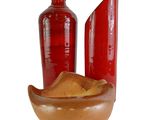 deux vases rouges et un bol en bois posés les uns à côté des autres