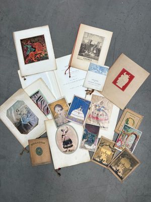 une pile de vieux livres illustrés