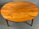 une table ronde en bois avec un plateau et des pieds en bois