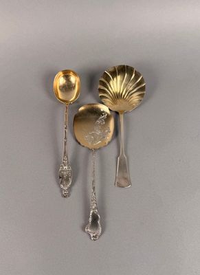 trois cuillères et deux cuillères sur une table