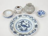 une assiette bleue et blanche avec un oiseau dessus