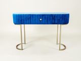 une image représentant une table bleue sur laquelle se trouve un tiroir