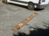 une camionnette blanche garée sur un parking à côté d'un bâtiment