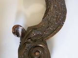 une sculpture en bois représentant un oiseau accrochée au mur
