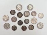 un assortiment de pièces de monnaie en argent et en argent sur une surface blanche