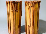 deux vases en bois posés sur une table
