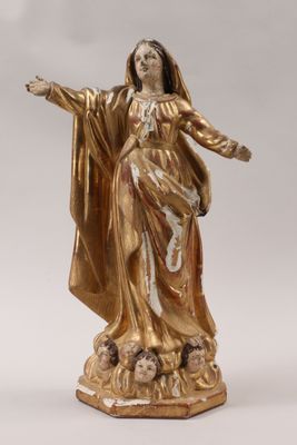 l'image d'une statue représentant une femme tenant un enfant dans ses bras