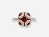 une bague en rubis et diamants