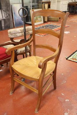 une chaise et une table dans une pièce où il y a un tapis au sol