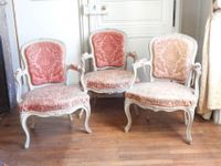 SUITE DE TROIS FAUTEUILS en bois mouluré et sculpté de fleur…
