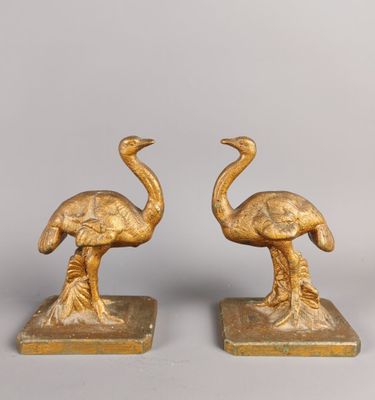 paire de serre-livres en laiton représentant des flamants roses, sur des socles en marbre