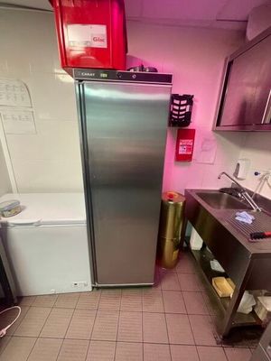 une cuisine équipée d'un réfrigérateur, d'un évier et d'un réfrigérateur-congélateur