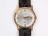 une image d'un gros plan d'une montre-bracelet sur une surface blanche