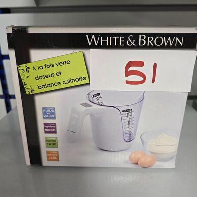 emballage d'un mixeur blanc et marron posé sur un plan de travail