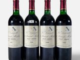 trois bouteilles de vin sont alignées sur une surface blanche