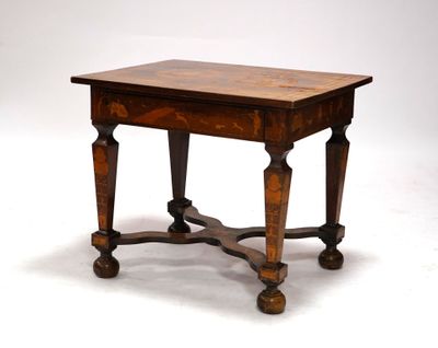 une petite table avec un plateau en bois sur fond blanc