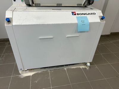 une image représentant une machine posée sur un sol carrelé