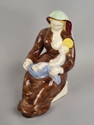 une figurine représentant une femme tenant un bébé dans ses bras