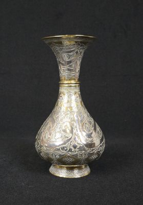 un vase ancien en argent sur fond noir, avec un fond noir