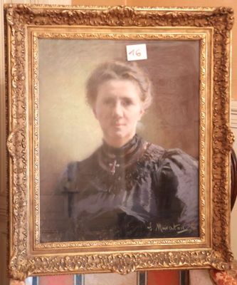 une photo d'une femme tenant une photo d'elle-même