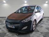 une photo d'une voiture dans un showroom, sur un sol à damier