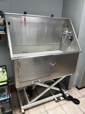 une table de travail en acier inoxydable équipée d'un évier