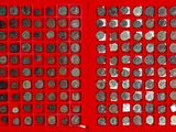 une photo montrant un tas de pièces dans une boîte rouge