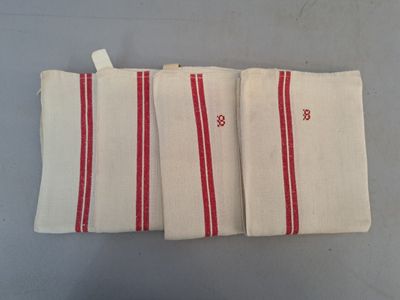 Suite de quatre torchons anciens à rayures rouge, brodés "B".