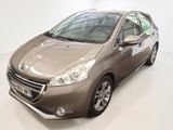 La voiture marron est garée dans la pièce blanche.
