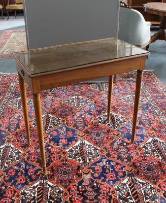 Table rectangulaire en bois teinté, un tiroir formant encrie…