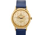un gros plan d'une montre sur fond blanc, avec un bracelet bleu