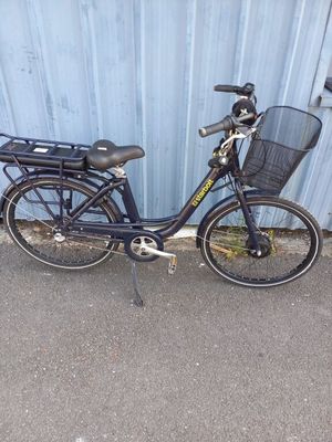 un vélo garé à côté d'un immeuble