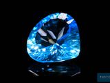 un diamant bleu sur fond noir