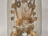 une cloche en verre contenant un bouquet de fleurs