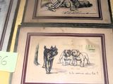 trois tableaux encadrés sur le mur d'une pièce