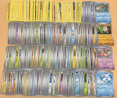 plusieurs types de cartes pokemon sur la table