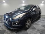 une photo d'une voiture bleue garée dans un garage