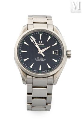 un gros plan d'une montre sur une surface blanche avec un fond blanc