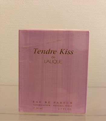 le flacon de parfum est posé sur la table