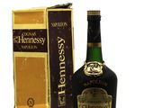 une image représentant une bouteille de whisky Hennessy à côté d'une boîte