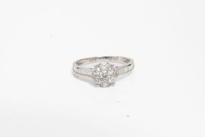 gros plan d'une bague en diamant sur une surface blanche