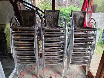 quatre chaises disposées sur une terrasse